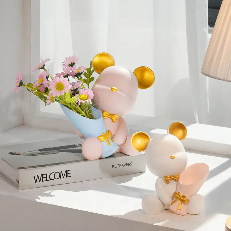 Oso Decorativo con Florero Elegante