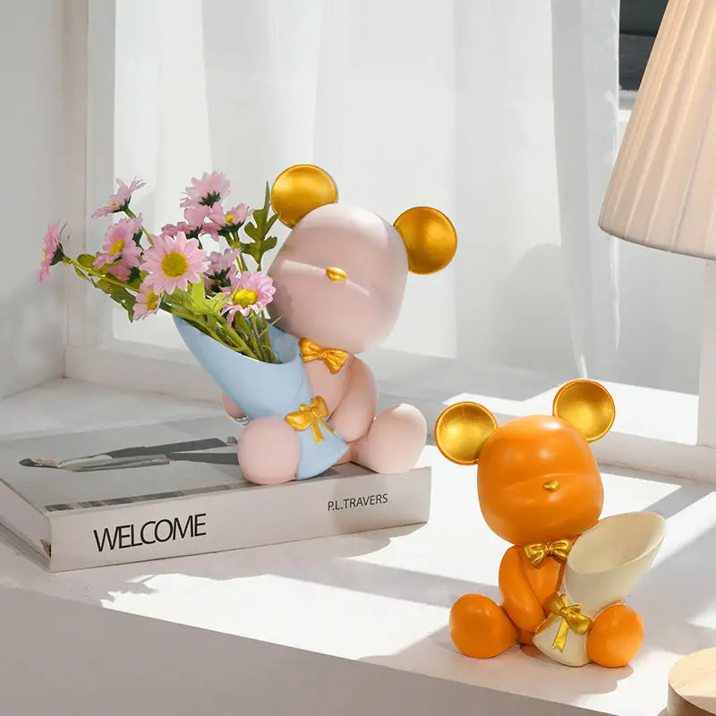 Oso Decorativo con Florero Elegante